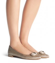 Stuart Weitzman: Up to 50% Off Select Shoes.